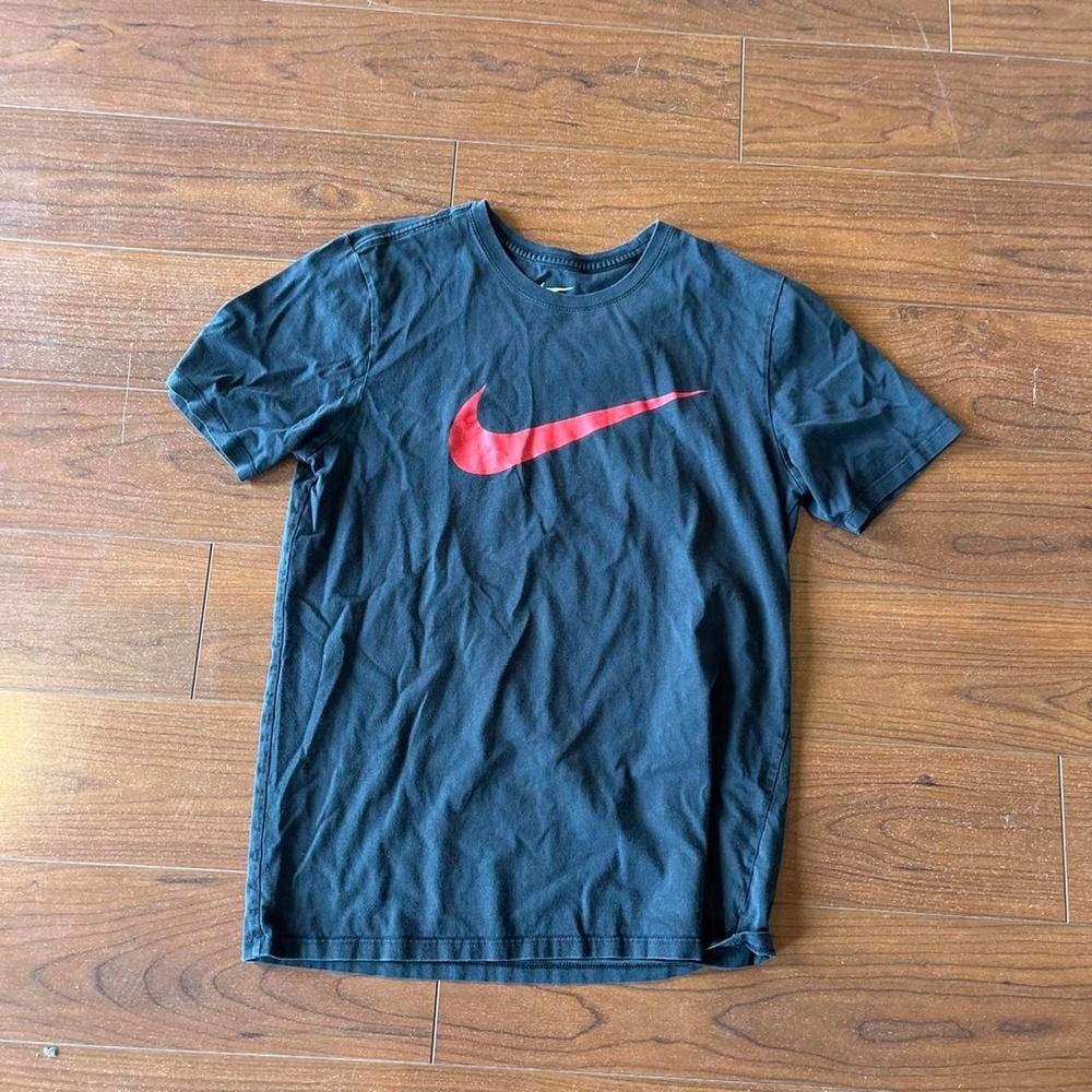 Nike Mens The Nike Tee Athletic Cut Swoosh Graphic T-Shirt Black Red Medium
